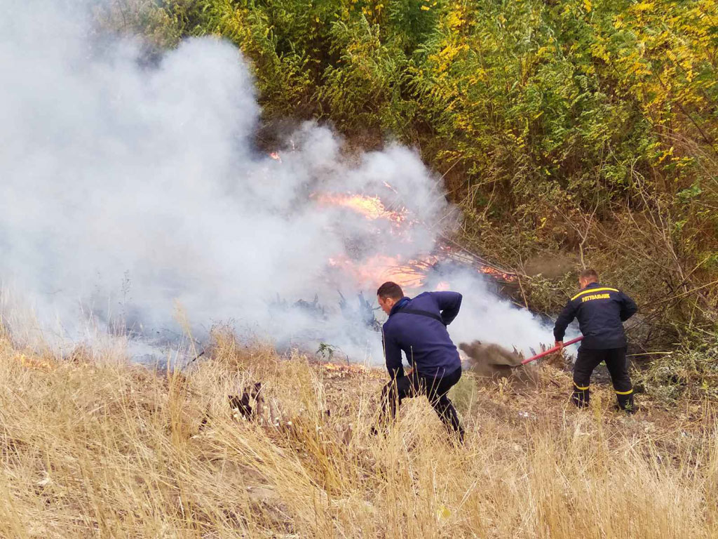 Тушим пожар на КПВВ Станица Луганская