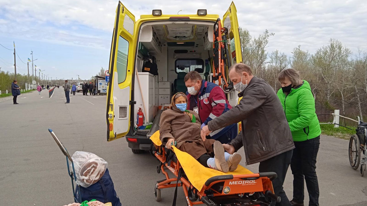 Эвакуация пацианта бригадой скрой помощи МБО «Международная медицинская помощь»